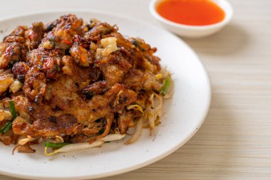 Kızarmış midyeli krep ya da midyeli omlet.