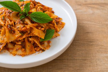 Fesleğenli farfalle makarna ve domates soslu sarımsak - İtalyan sosu