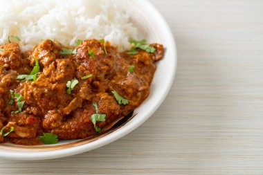 Tavuklu tikka masala, tabakta pilav, Hint yemeği tarzı.