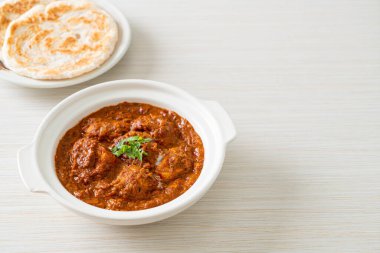 Hint usulü tavuk tikka masala baharatlı körili et yemeği roti veya naan ekmeği.
