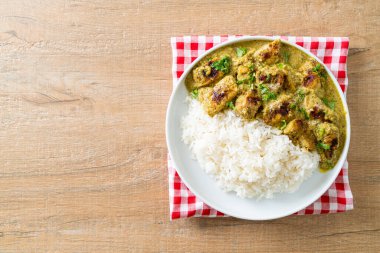 Yeşil körili Afgan tavuğu ya da Hariyali tikka tavuklu Hara masala - Asya usulü