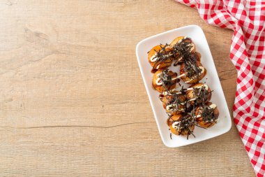 Takoyaki köftesi ya da ahtapot köftesi - Japon yemeği tarzı.