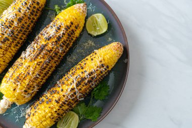 Barbekü ve ızgara mısır, peynirli ve limonlu