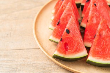 Tahta tabakta dilimlenmiş taze karpuz