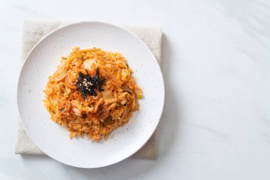 Kore usulü deniz yosunu ve beyaz susamlı kimchi pilavı.