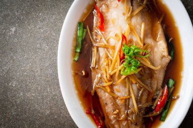 Soya soslu balık buğulama - Asya yemeği tarzı