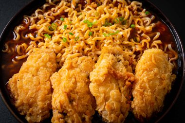 Kore usulü kızarmış tavuklu erişte ya da kızarmış tavuk Ramyeon Kore usulü.