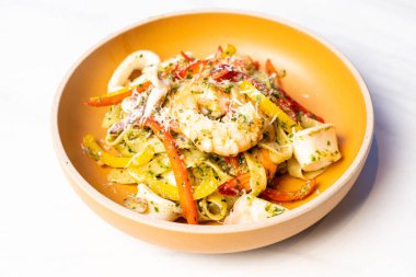 Fettuccini spagetti makarna soslu deniz ürünleri tabakta