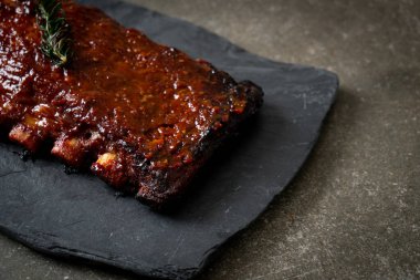 Barbekü soslu ızgara pirzola ve domuz pirzolası.