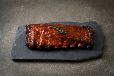 Barbekü soslu ızgara pirzola ve domuz pirzolası.