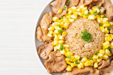 Domuz dilimli kızarmış pirinç ve Japon usulü mısır.