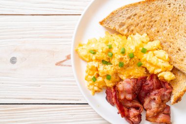 Çırpılmış yumurta, kızarmış ekmek ve kahvaltıda pastırma.