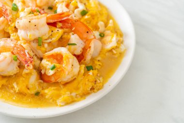 Karidesli ev yapımı kremalı omlet veya çırpılmış yumurta ve karides.