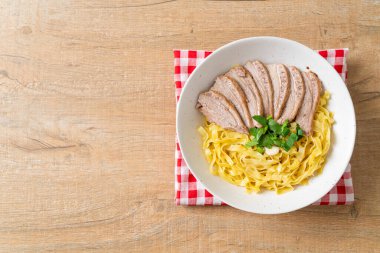 Beyaz kasede kurutulmuş ördek eriştesi. Asya usulü.