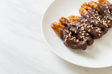 Güneş ışığı kurumuş muz çikolata kaplama veya muz soslu çikolata