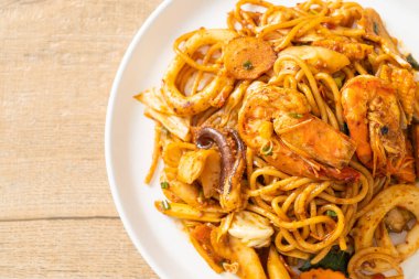 Karıştırılmış Tom Yum deniz ürünleri kurutulmuş spagetti - Füzyon gıda tarzı