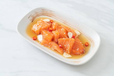 Taze salamura edilmiş somon balığı ya da soya sosu. Asya usulü.