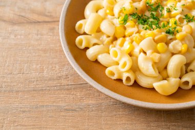 Tabakta krem peynirli makarna.