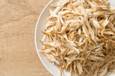 Kurutulmuş küçük çıtır balık.