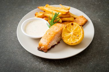 Limonlu kızarmış somon balığı ve patates kızartması.