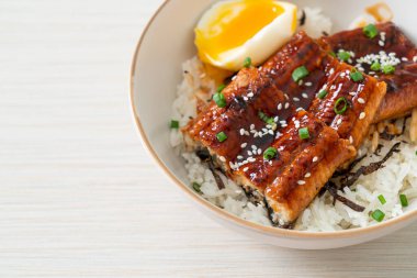 Yılan balığı pirinç kasesi veya unagi pirinç kasesi - Japon yemek tarzı.