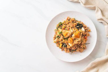 Ev yapımı kızarmış kıymalı domuz eti ve tuzlu yumurta.