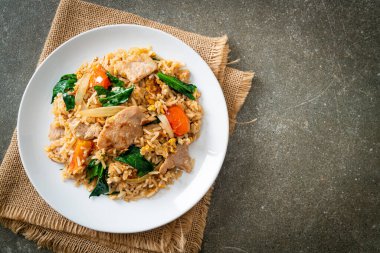 Beyaz tabakta domuz etli ev yapımı pilav.