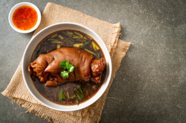 Domuz budu yahnisi ya da domuz budu - Asya yemeği tarzı