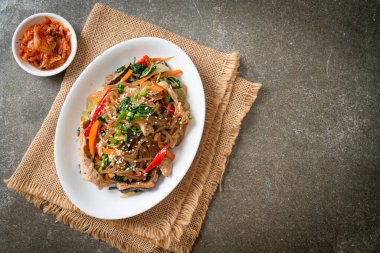 Japchae ya da karışık Kore vermicelli erişte sebzeli ve üzerine beyaz susamlı domuz eti - Kore geleneksel yemek tarzı