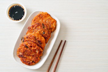 Kore kimçili krep veya Kimçijeon - Kızarmış yumurta, kimçi ve un - Kore geleneksel yemek tarzı