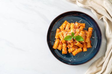 Domates soslu ve peynirli Rigatoni makarnası - geleneksel İtalyan makarnası