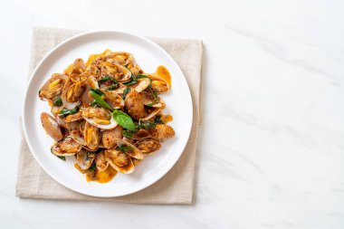 Kızarmış İstiridyeleri Kızarmış Biber Ezmesiyle Karıştır - Asya usulü