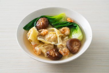 Karides ve sebzeli domuz köftesi çorbası. Asya usulü.