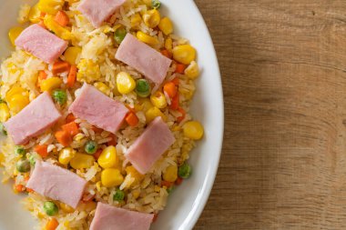 Jambonlu ev yapımı pilav ve karışık sebze (havuç, yeşil bezelye, havuç))