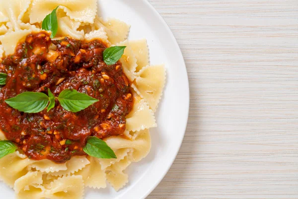 Fesleğenli farfalle makarna ve domates soslu sarımsak - İtalyan sosu