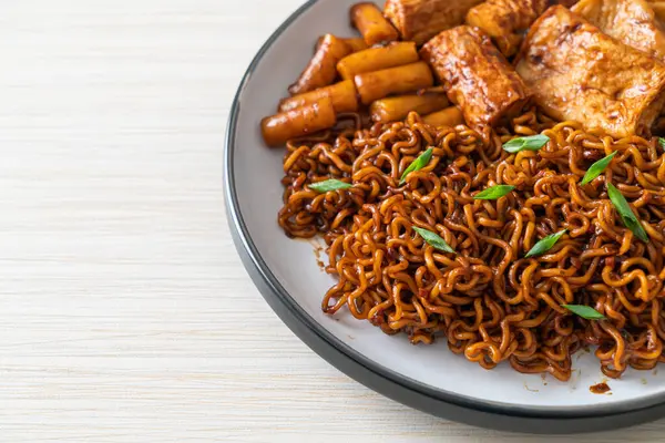 Odeng ve Omuk 'lu Jajangmyeon ya da Jajangmyeon - Kore usulü fasulye soslu balık köfteli Kore eriştesi - Kore yemeği tarzı