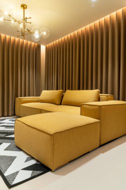 Oturma odasında boş altın hardal kanepesi