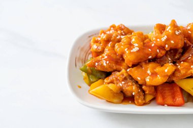 Kore usulü tatlı ve ekşi soslu kızarmış tavuk.