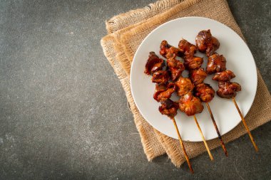 Izakaya usulü ızgara tavuk şiş yakitori servis edilir. Asya usulü.
