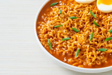Ramyeon ya da yumurtalı Kore eriştesi Kore yemeği tarzı.