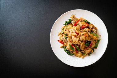 Balık ve otla karıştırılmış kutsal fesleğen. Asya usulü.