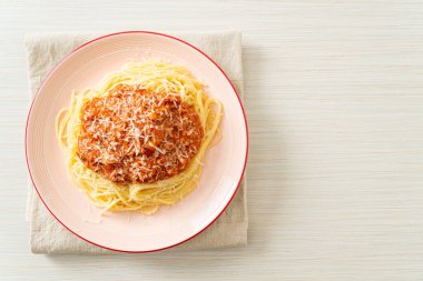 Parmesan peynirli domuz bolonez spagettisi - İtalyan yemeği tarzı.
