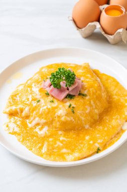 Pirinçli kremalı omlet veya jambonlu pilav ve yumuşak omlet.