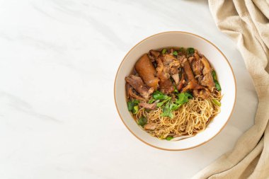 Kahverengi çorbada domuz budu çorbası, Asya yemeği tarzı.