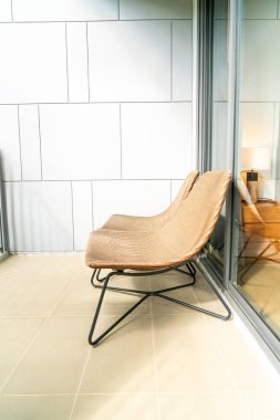 Balkonda boş bir bahçe sandalyesi.