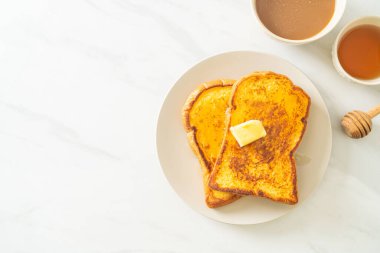 Kahvaltıda tereyağlı ve ballı tost.