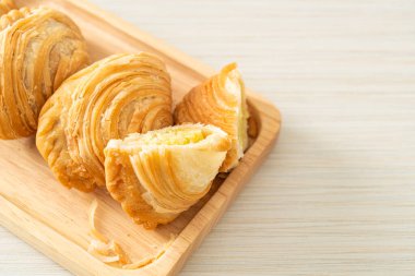 Körili puf böreği. Tahta tabakta doldurulmuş fasulye.