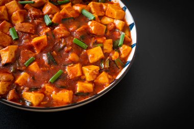 Mapo Tofu - Geleneksel Sichuan yemeği ipek tofu ve kıyma, acı biber yağı ve Sichuan biberleri ile doldurulmuş mala tadında - Asya yemek tarzı