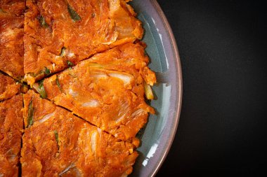 Kore kimçili krep ya da Kimçijeon - Kızarmış yumurta, kimçi ve un - Kore yemeği tarzı