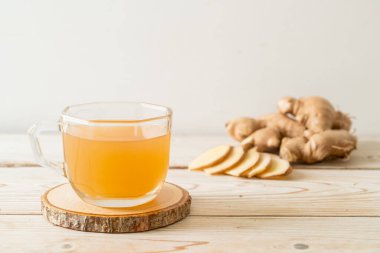 Zencefil köklü taze ve sıcak zencefil suyu bardağı - sağlıklı içecek tarzı